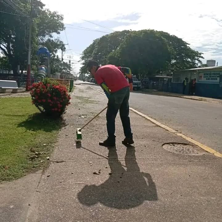 Intensifican labores de saneamiento y limpieza de drenajes en Muñoz