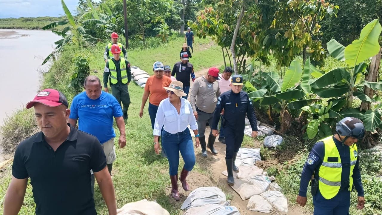 Inspeccionan trabajos de prevención y recuperación vial en la parroquia Urdaneta tras crecida del río Arauca