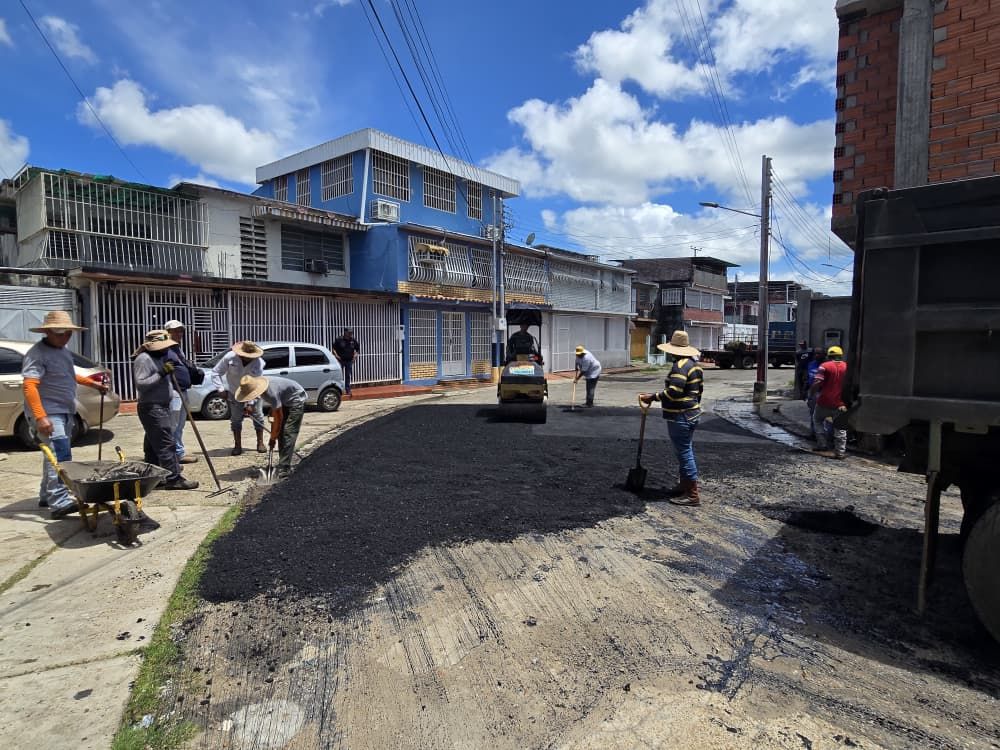 Avanza consolidación vial en la Comuna Fuerzas Armadas de San Fernando con la colocación de 140 toneladas de asfalto