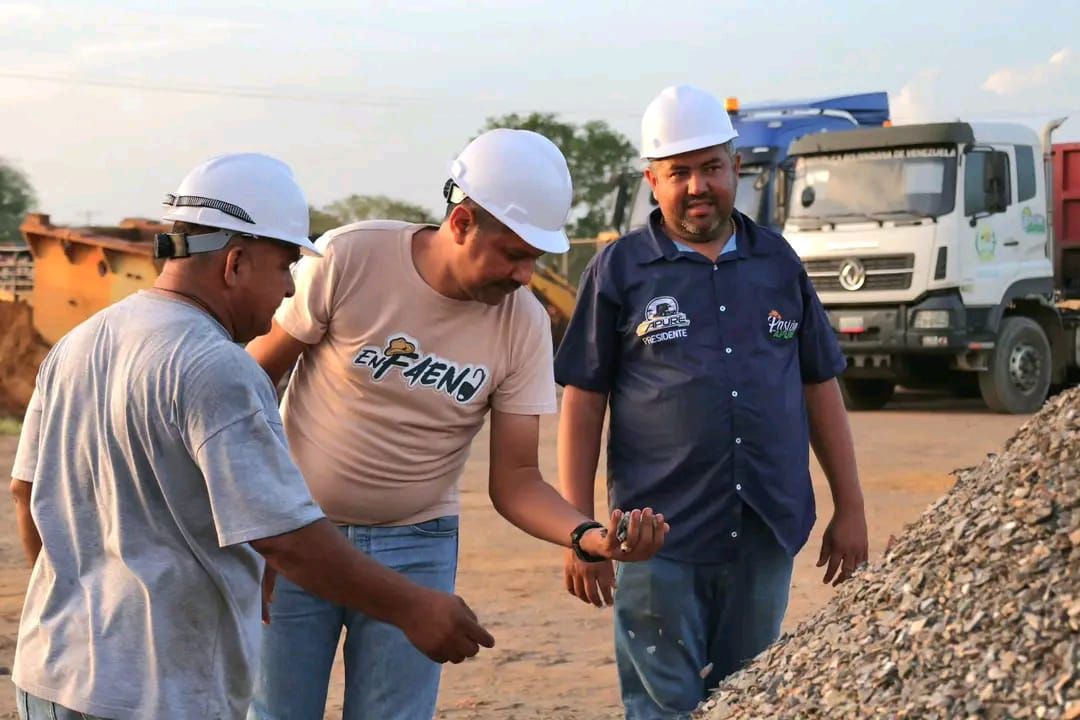 Gobernador Wilmer Rodríguez reactiva plantas de procesamiento de agregados para la producción de asfalto en Apure