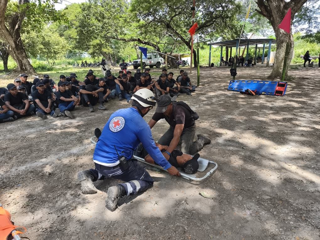 Estudiantes de la UNES Apure completan con éxito intensa jornada de adiestramiento físico y defensa integral