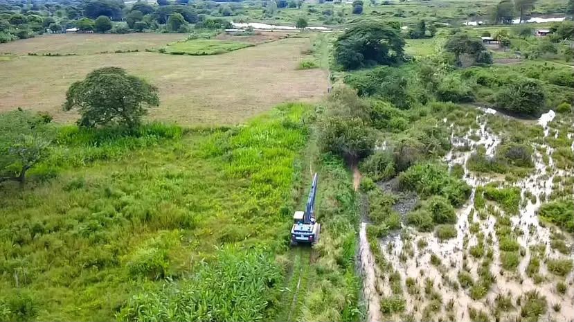 Gobierno Bolivariano avanza en el plan de limpieza y adecuación de 2 kilómetros de canales en el sector Siglo XXI de Achaguas 