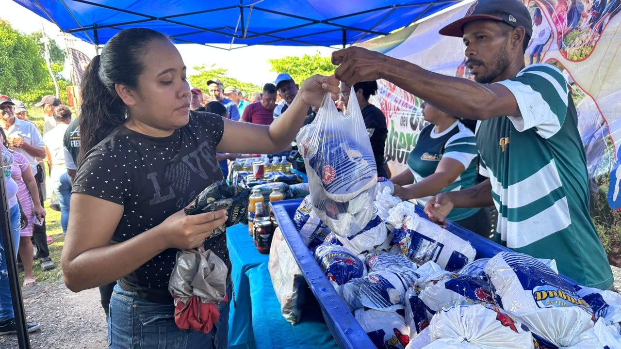 Estado mayor de Alimentación de Achaguas distribuyó más de 6 toneladas de alimentos con bodega móvil Pdval