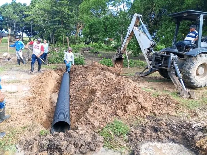 Sustituyen tuberías de drenaje pluvial en sectores de Mantecal, Muñoz